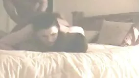 ربط يدي الزوجة بحزام ...