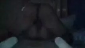 امرأة ناضجة عارية عل ...