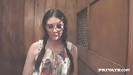 انها نشرت ساقيها ووض ...