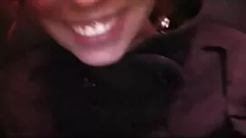 قدم لسائح أجنبي في ا ...