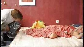رجل صيني في غرفة فند ...